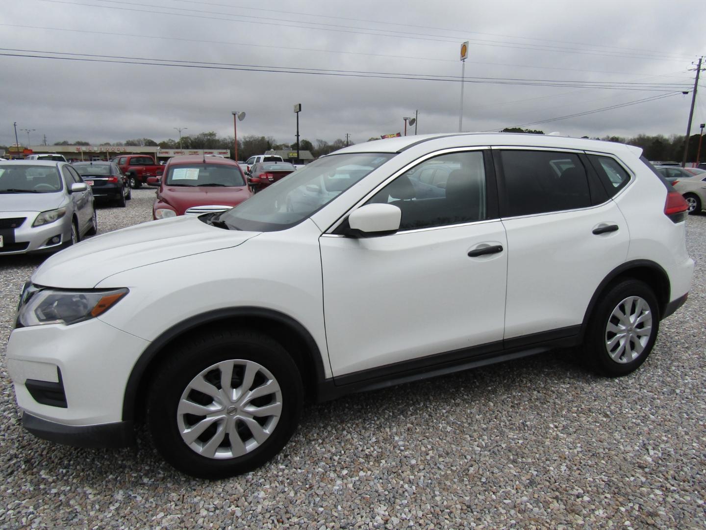 2017 White Nissan Rogue SL FWD (KNMAT2MT9HP) with an 2.5L L4 DOHC 16V engine, Automatic transmission, located at 15016 S Hwy 231, Midland City, AL, 36350, (334) 983-3001, 31.306210, -85.495277 - Photo#2